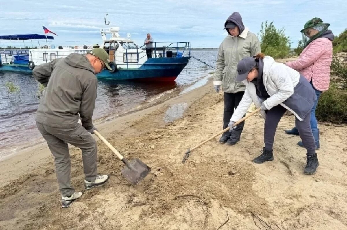    Ямальцы убрали мусор и поправили памятник у первой газовой скважины ЯНАО