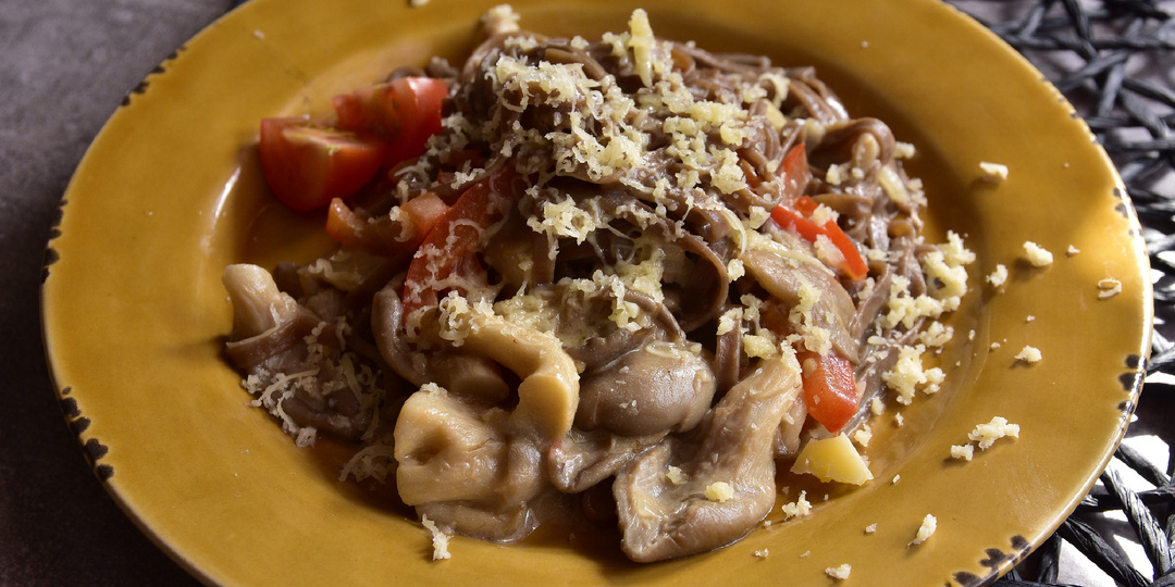 Лето на вкус! ☀️ Вешенка с соба: легкий, полезный и ароматный ужин для жарких дней!
