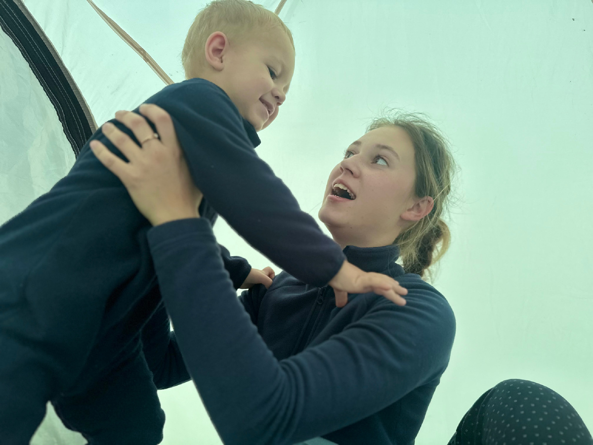 Утром к нам пришла мама) Мы с Мишей спим в обычной наземной палатке, а Рагнар с мамой спят в палатке на крыше. Но потом будут более дикие места, и скоро мы все будем спать на крыше.