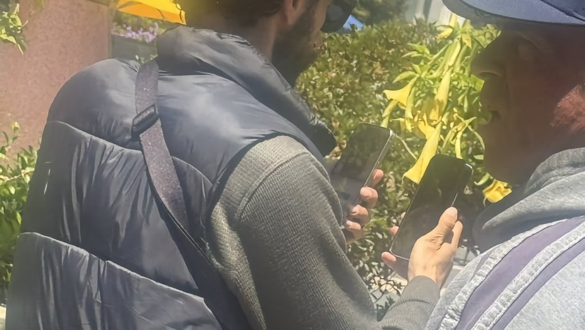 Охранник пытается скрыть iPhone от камер. Источник: Skyfops