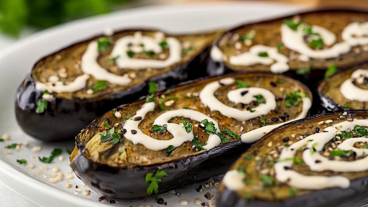 Запеченные баклажаны с соусом из тахини