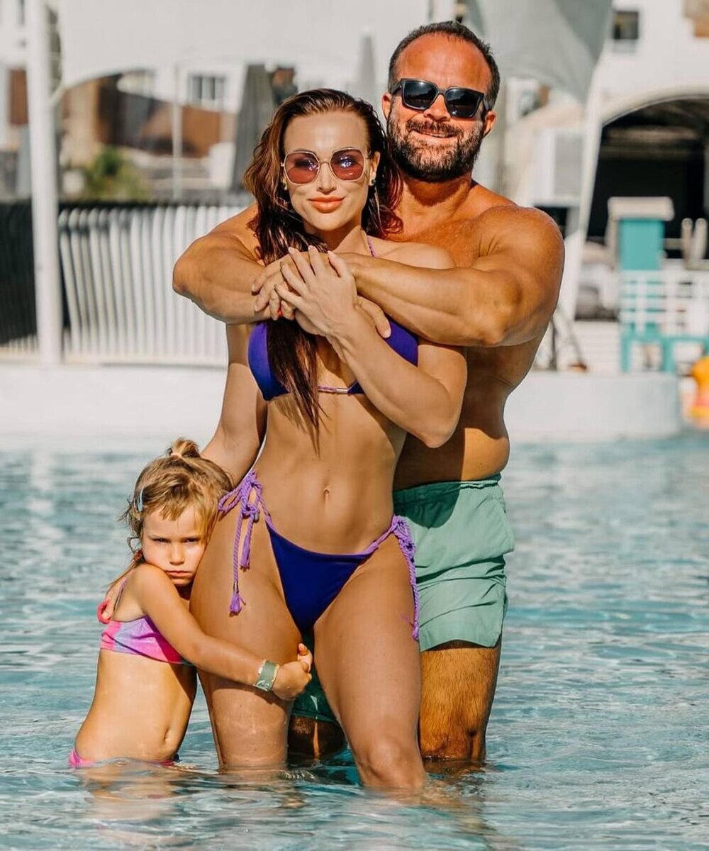    Бела Кати с семьёй. Фото: Инстаграм (запрещён в РФ)