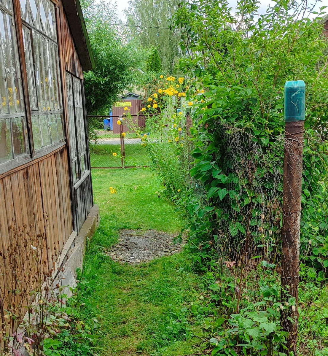 Проход на наш участок шириной всего около 1,3м. Никакая строительная техника не пройдет.