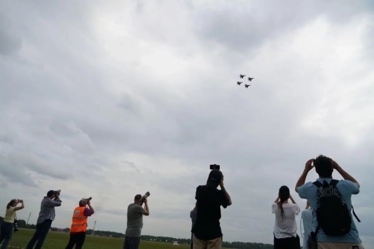    Тысячи новосибирцев собрались в Мочище на грандиозное авиашоу