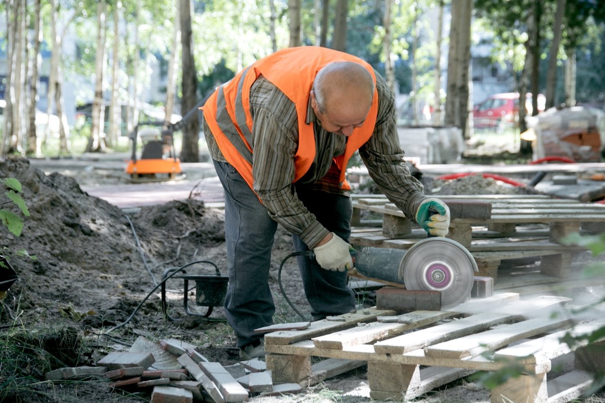    Сквер в 20А микрорайоне Сургута преображается по нацпроекту