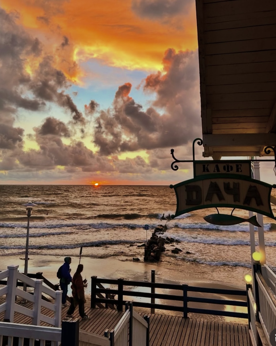 В Зеленоградске в августе солнце садится медленно, чтобы ты успела красиво зависнуть. Фото взято у Кафе у моря Дача