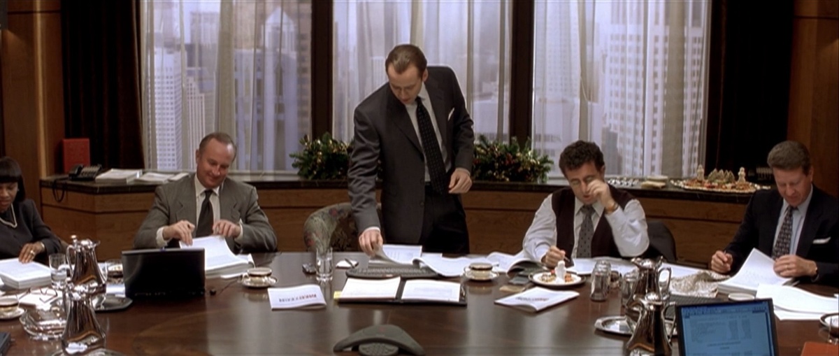 Кадр из фильма. Преуспевающий бизнесмен, «доберман» деловых сделок Джек проводит важное совещание прямо в Сочельник