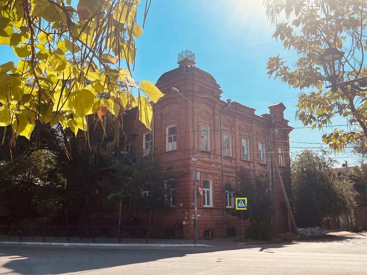 Краснокирпичный красавец XIX века. Стоит на углу, будто специально, чтобы задержать твой взгляд.