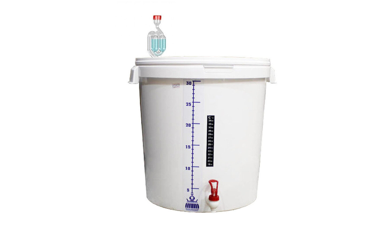 "классическая" бродильные ёмкость, с краном, наклейкой-термометром, указателем объема и гидрозатвором. 