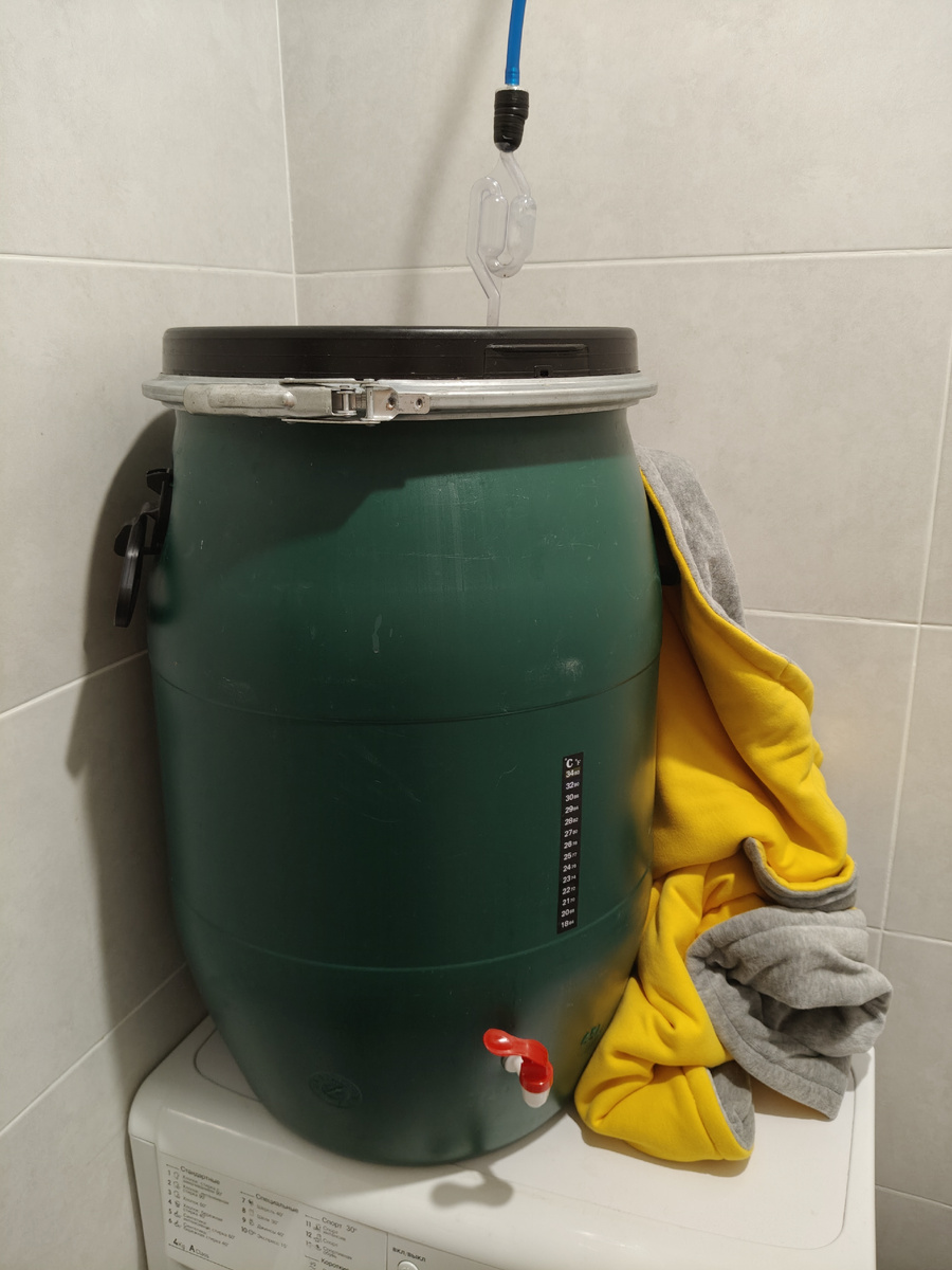 Мой универсальный вариант сбраживания. Вижу температуру сусла, шланг выводит лишние запахи, через кран сливаю осветленную брагу, одеяло поддерживает стабильность температуры, стиралка почти никогда не пляшет 😅