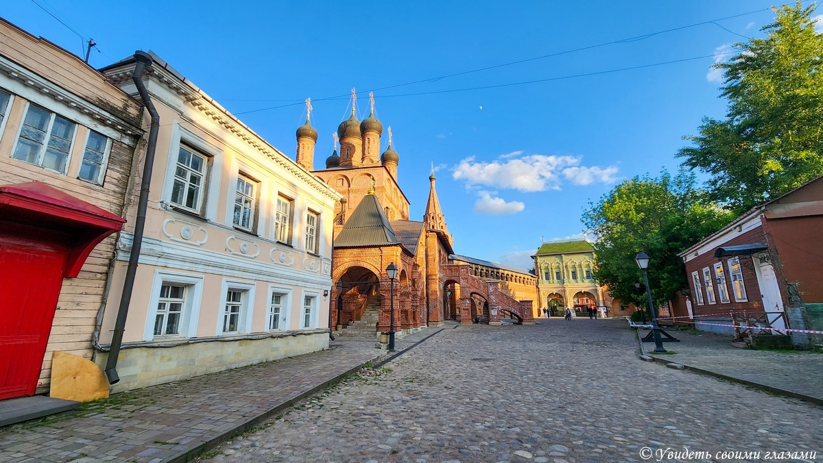 Крутицкое подворье в центре Москвы