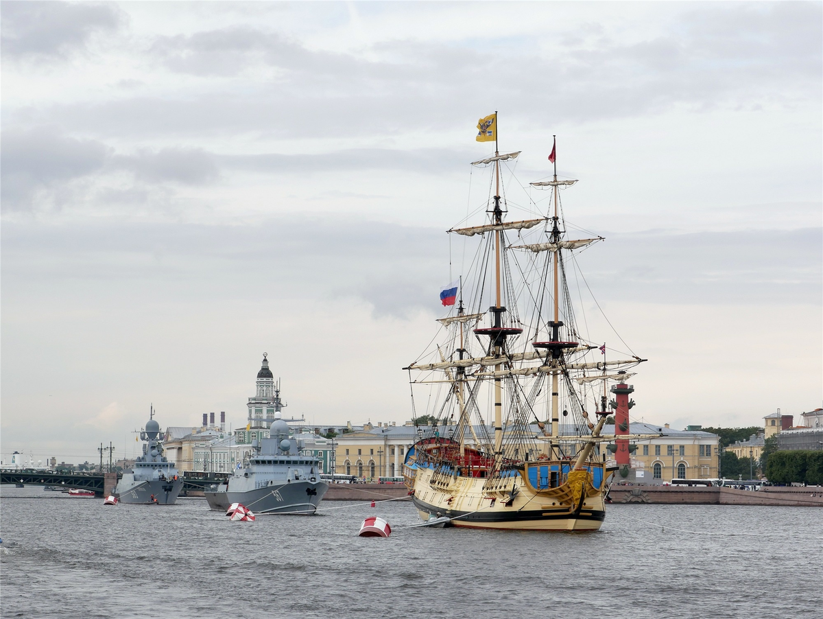 "Полтава" открывает парад