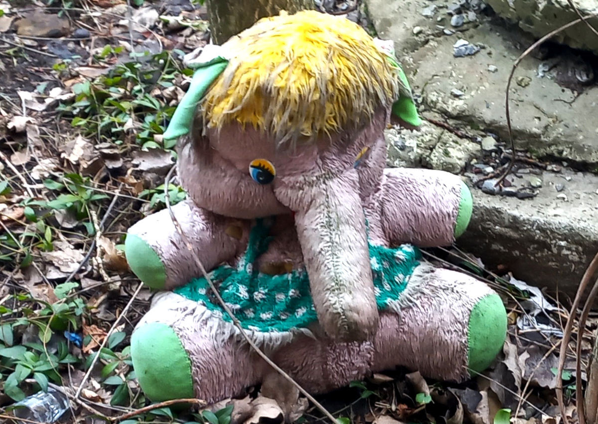 Брошенные хозяевами плюшевые игрушки во дворах Донецка. 2025 год