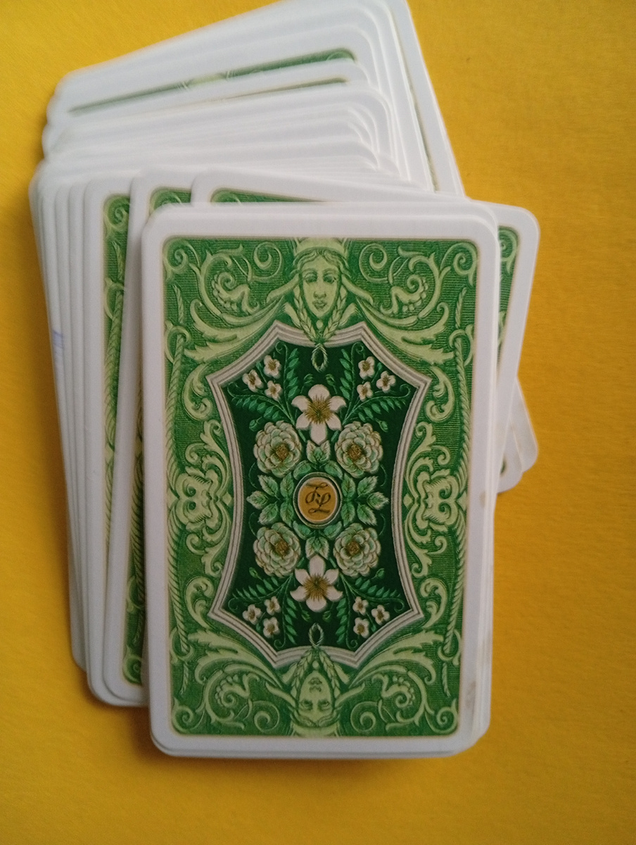 Колода карт Ленорман, рубашка карт. Фото автора. 