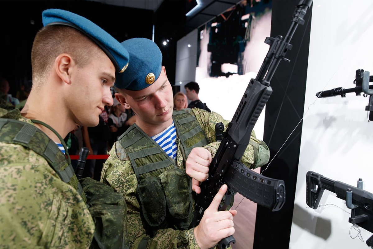   Бойцы ВДВ осматривают стенд со стрелковым оружием «Калашникова»