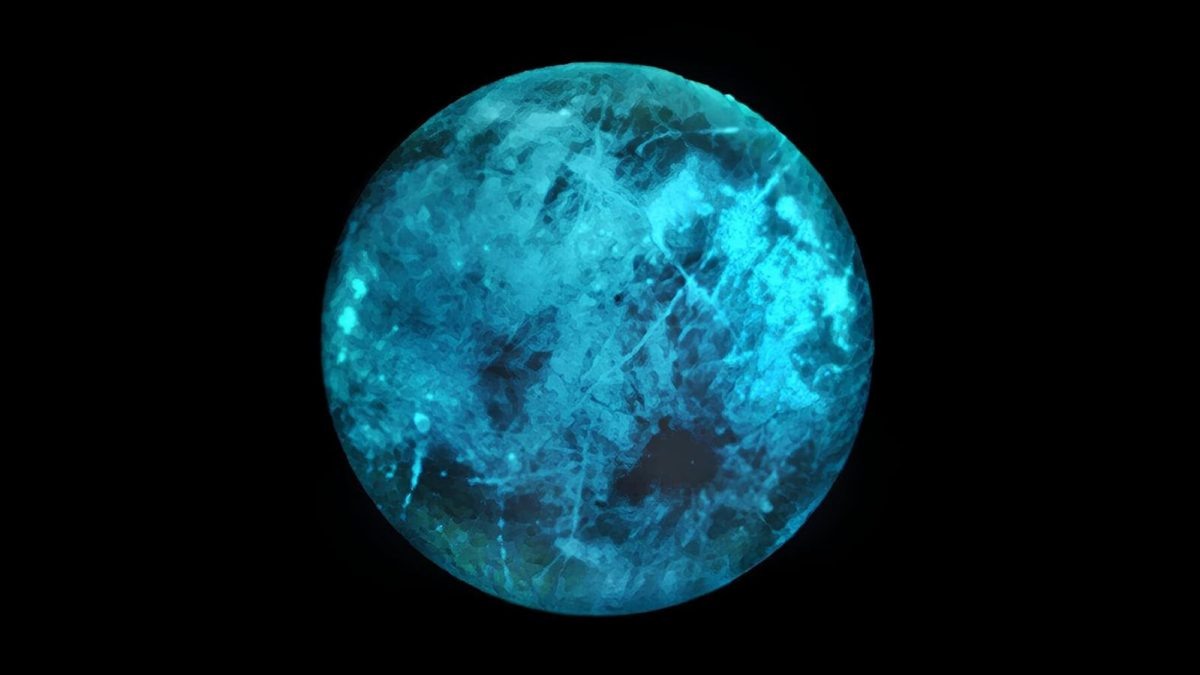    Предполагаемое свечение поверхности спутника Юпитера Европы под действием космической радиации / © NASA/JPL-Caltech