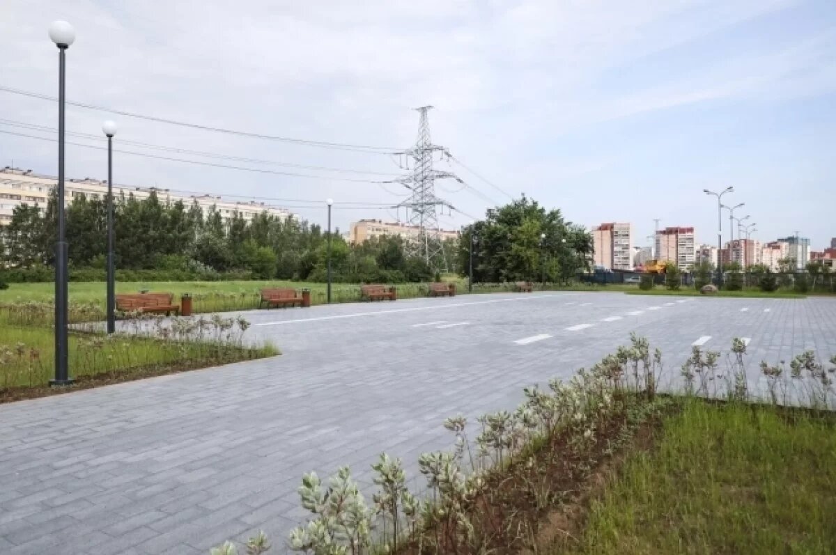    Пока сквер Десантников со «взлётной полосой» выглядит так.