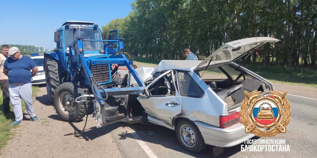 В Башкирии женщина погибла в столкновении ВАЗа с трактором
