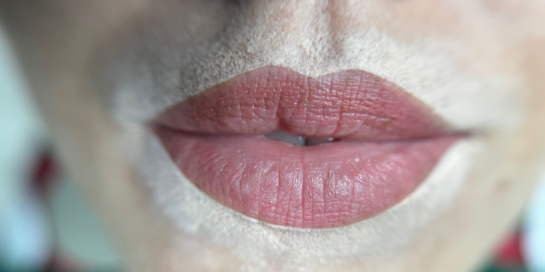 Зачем люди делают перманентный макияж губ?