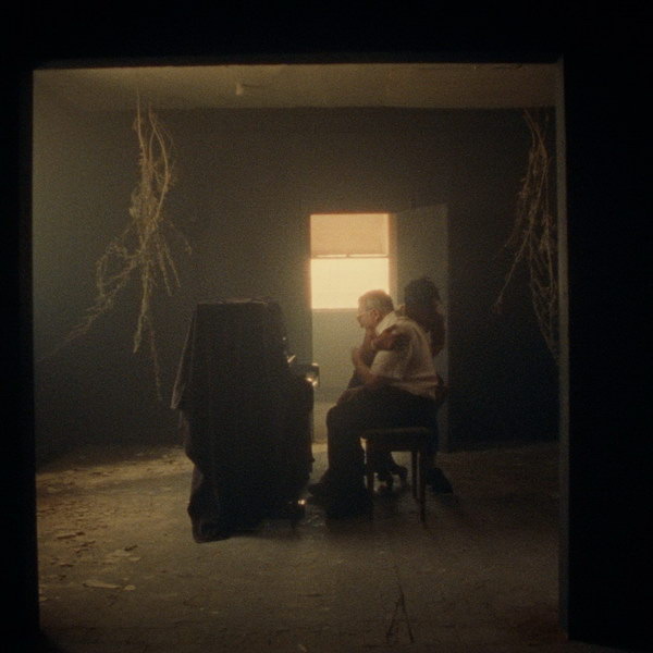     Джон Батист выпустил клип с Рэнди Ньюманом