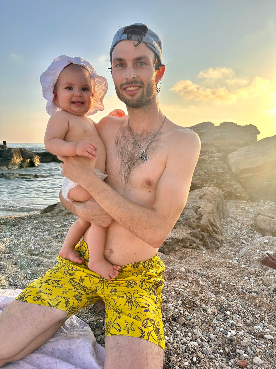 На этом снимке похож на Ихтиандра. Такие же бездонные  потрясающие  глаза. 