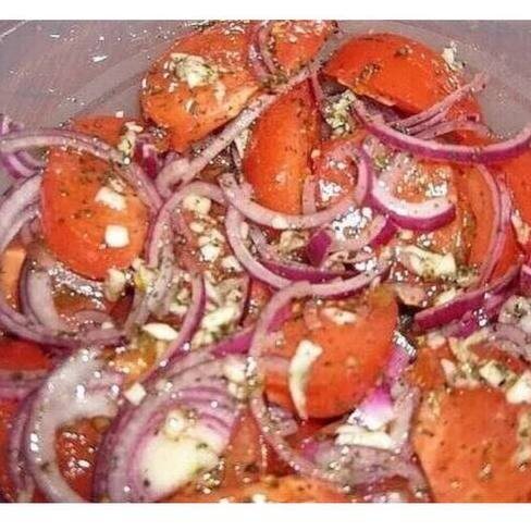 Закуска из помидор и лука