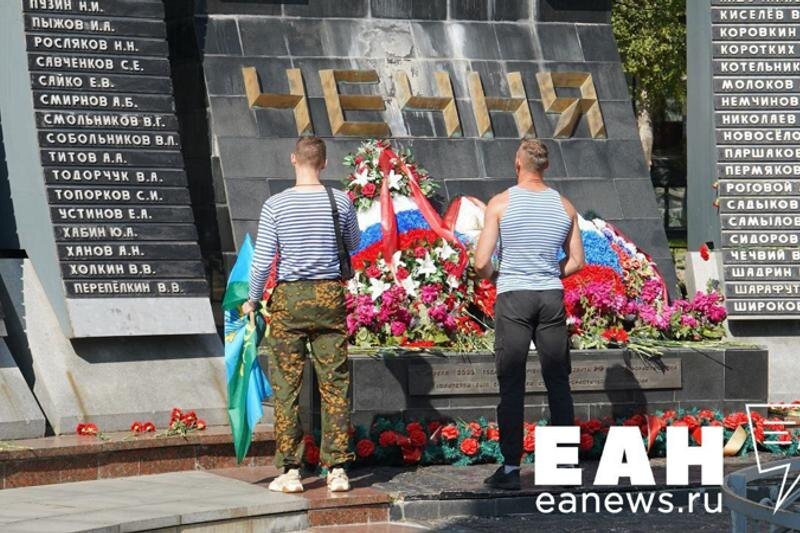    ЕАН / Юрий Капустин. Возложение цветов к мемориалу «Черный тюльпан»