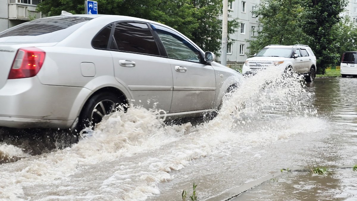     Потоп на дорогах и в подвалах: красноярцы справляются с последствиями ливня