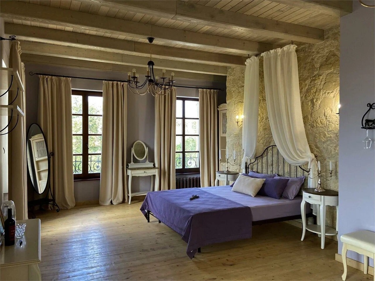 В номерах также воссоздали атмосферу Прованса, разместив множество предметов, выкупленных на французских аукционах. Фото: Шато Андре / Яндекс Путешествия