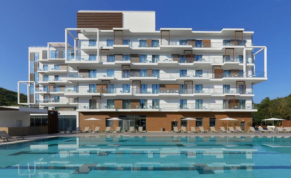 Современное здание отеля находится в окружении озера Абрау и гор. Фото: Abrau Light Resort & SPA / Яндекс Путешествия