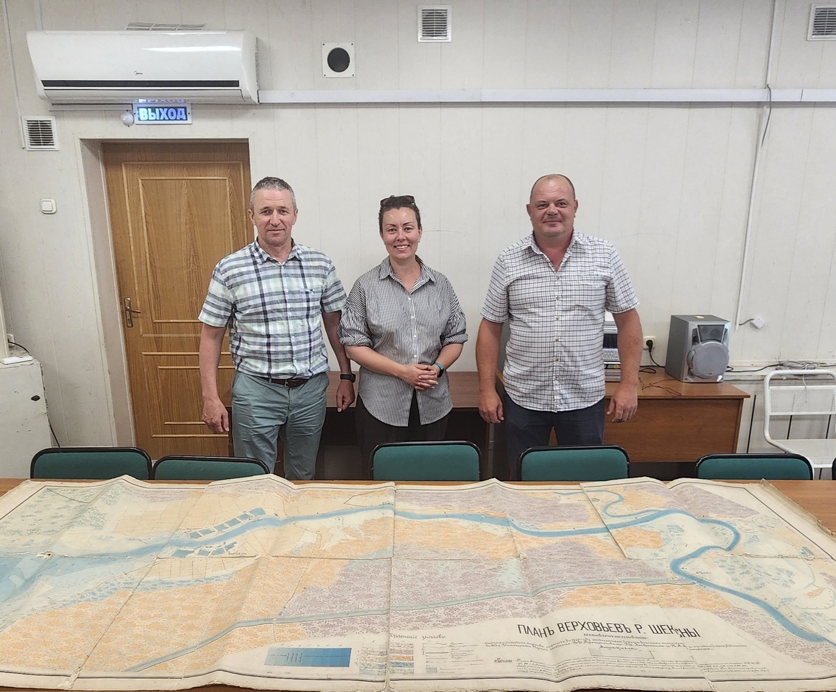 Директор Фонда «Крохино» Анор Тукаева с А. Л. Прохоровым и С. В. Воеводкиным в ведомственном музее ЧРВПиС