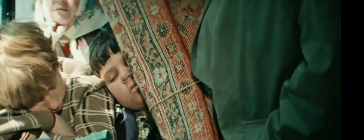 Когда мальичики притворились спящими, чтобы не уступать старушке, и героически терпели неудосбтва от ковра