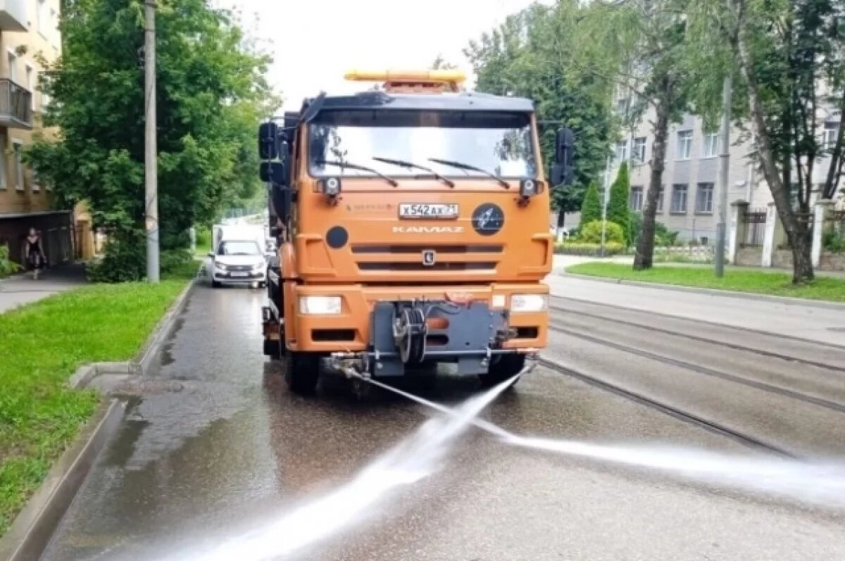    В Туле продолжается уборка улиц и парковочных карманов