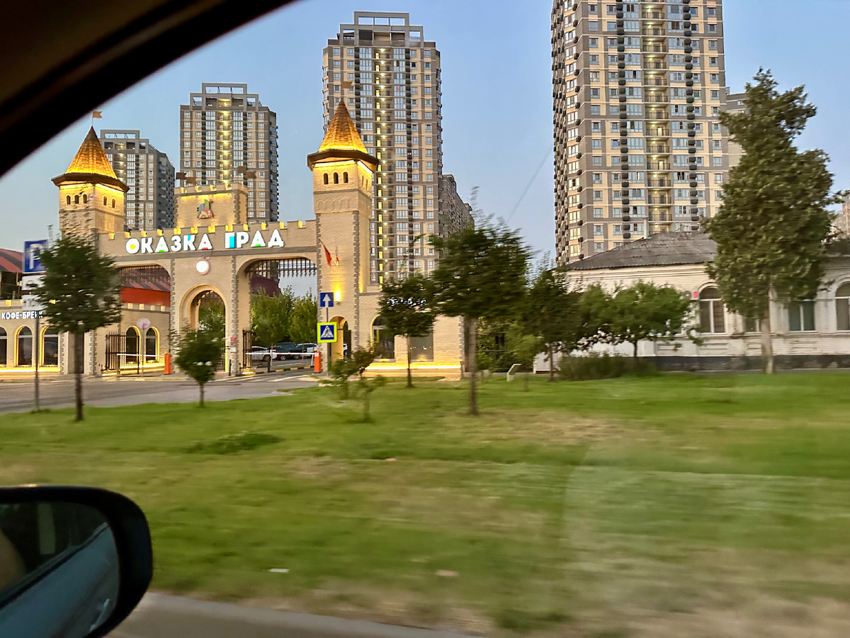 Город ещё спит.