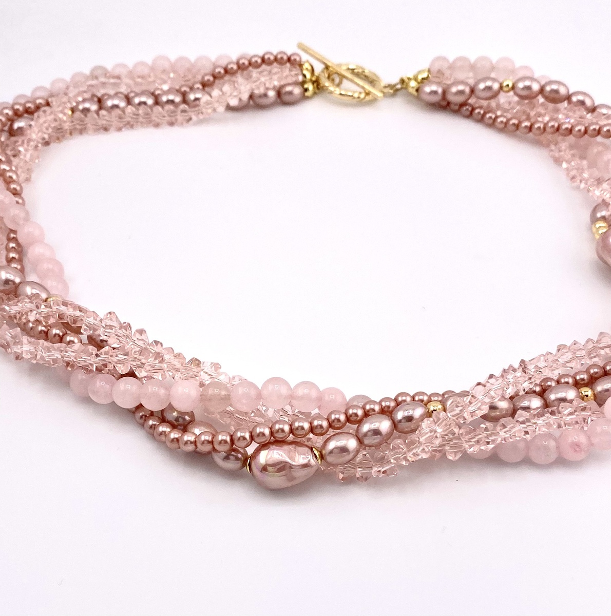 Колье с розовым жемчугом, ювелирным стеклом и натуральным розовым кварцем от бренда Luceria Line 