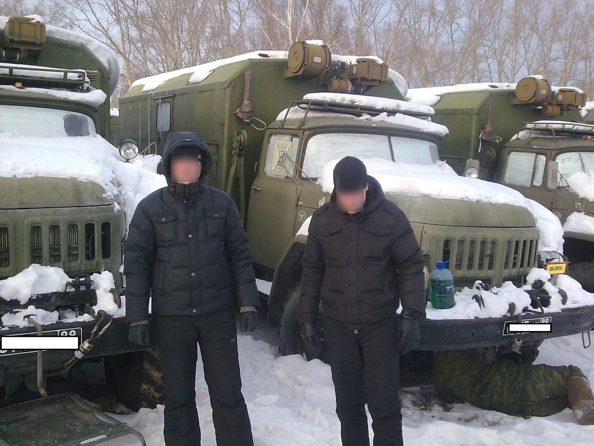На фото: гражданский персонал ВС.