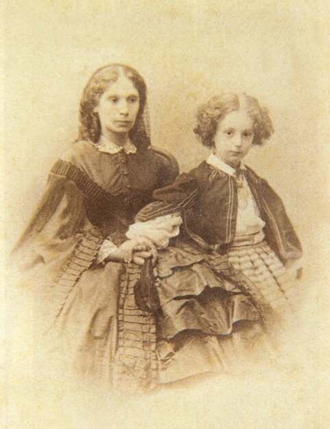 Елена Денисьева с дочерью Еленой Федоровной Тютчевой. 