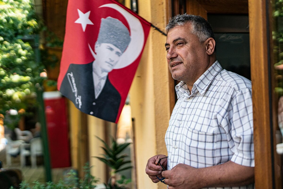 Флаг Турции с изображением Ататюрка