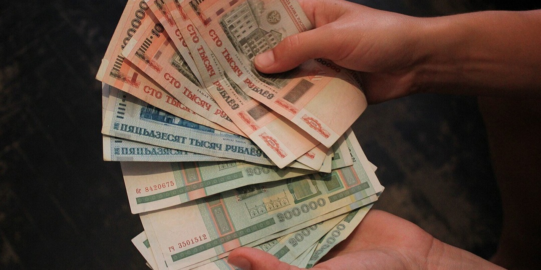 Какие деньги взять в Беларусь: где выгодный обмен, как платить и снимать с карт?