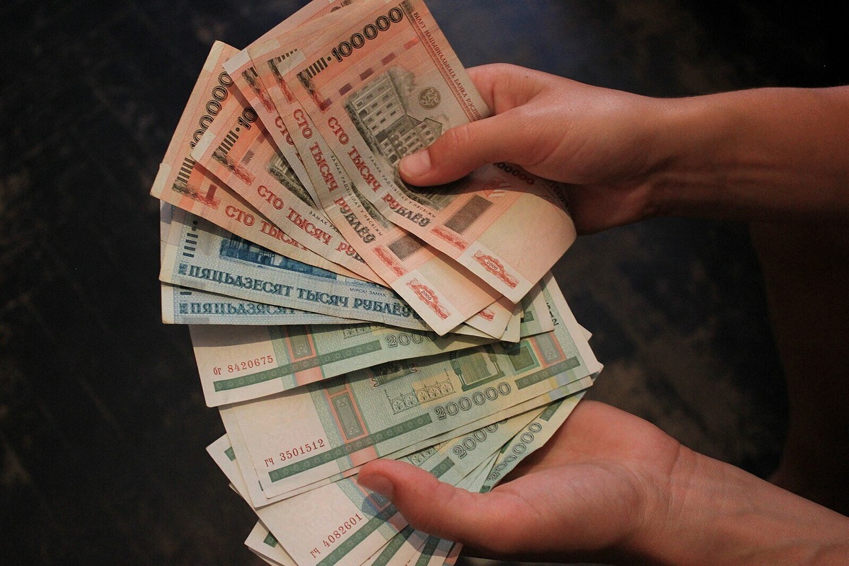 С 2000 по 2016 год в обороте были купюры от 5000 до 200 000 рублей. Бывалые туристы вспомнят, как приходилось стоять с пачкой денег и переводить на калькуляторе цены в российские рубли. Фото: Julian Nyča / Wikimedia