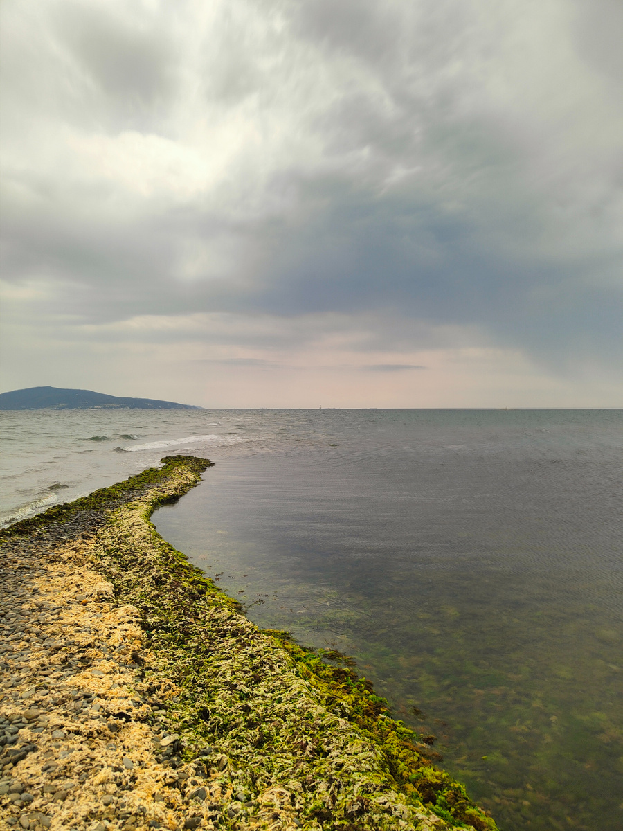 Тучная погода, слева идёт волна на косу 