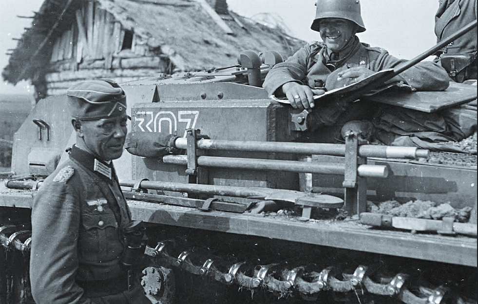 Немецкий полковник рядом с экипажем самоходки Stug III.