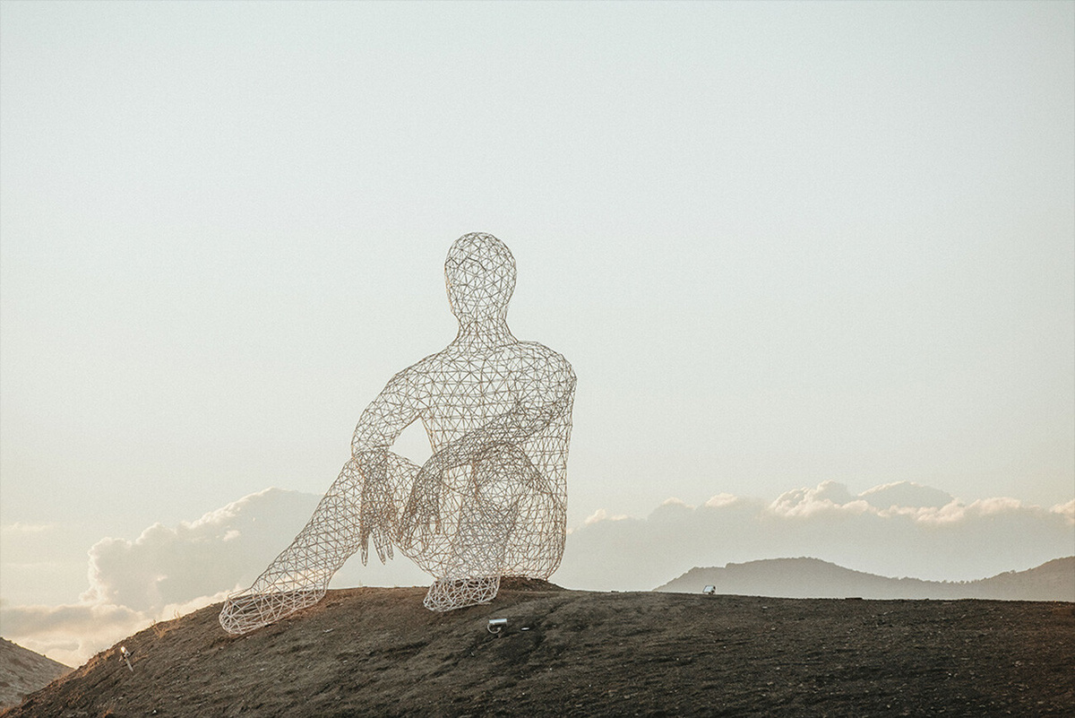 Инсталляция «Человек, смотрящий в море». Сергей Паукер-Бравин, 2019 год. Фотография. Источник: https://ru.gw2ru.com/watch/4377-tavrida-art-park-objekty