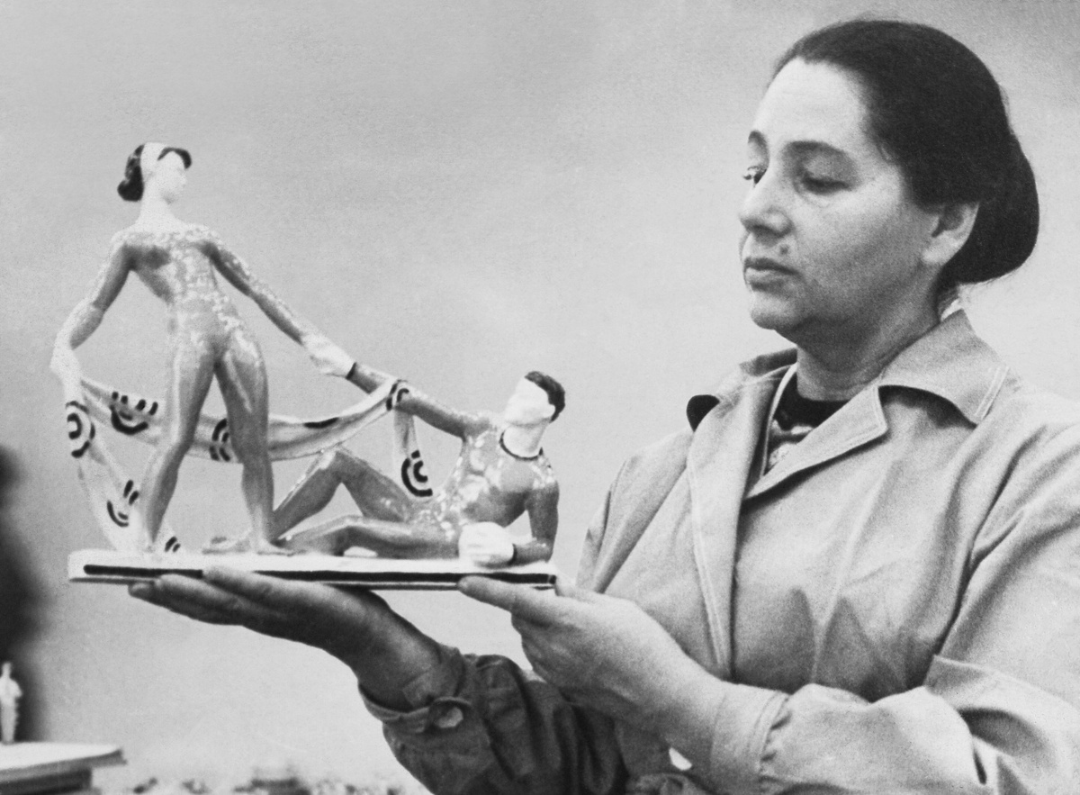 Аста Бржезицкая со скульптурой «Акробатический этюд». 1968–1969