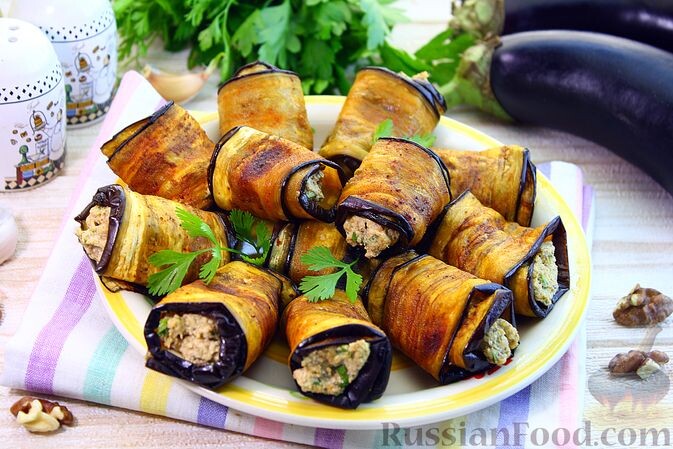 баклажаны, орехи, лук репчатый, чеснок, хмели-сунели, соль, масло растительное, паприка молотая, вода, перец чёрный молотый, кинза