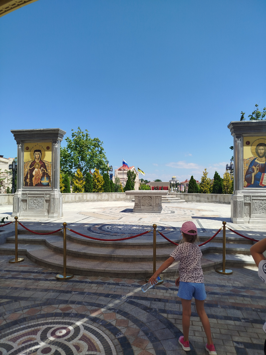 Собор вдали. На фото видно плохо,в реальности - отлично 