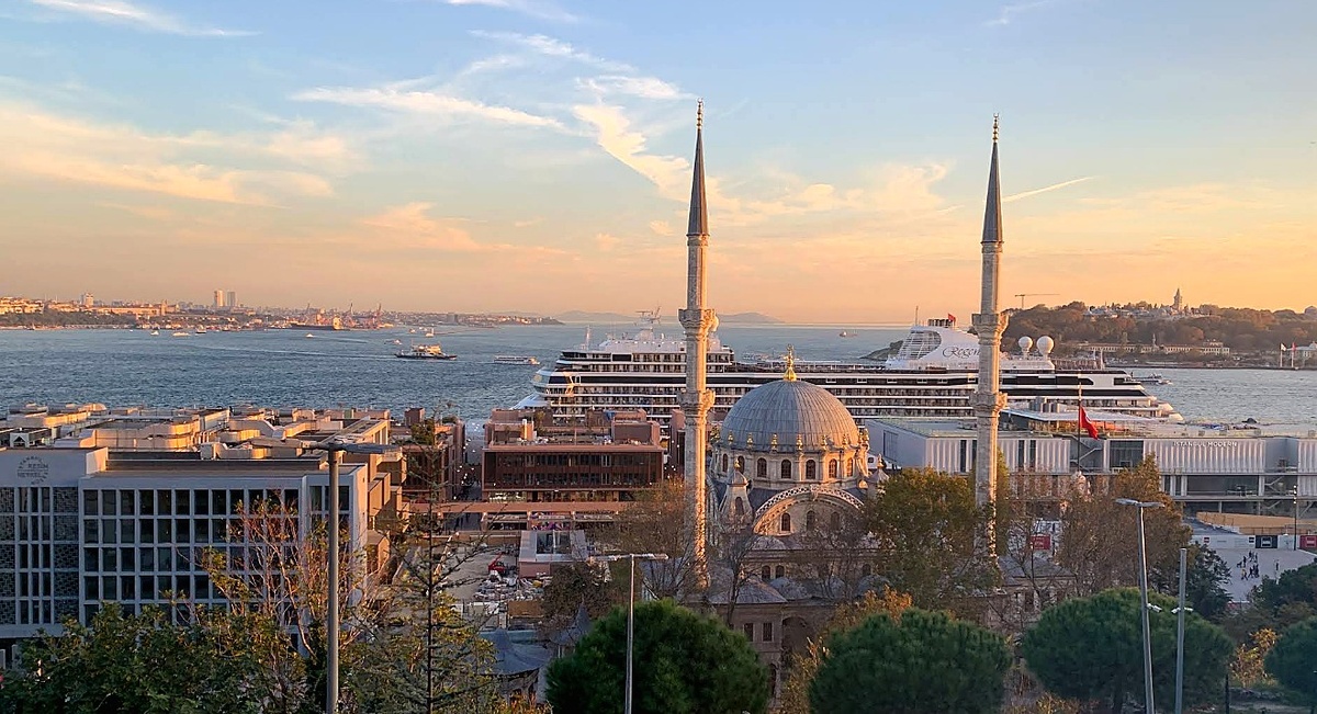 Примерно вот такой вид в окнах Орхана Памука, который живет в Джихангир