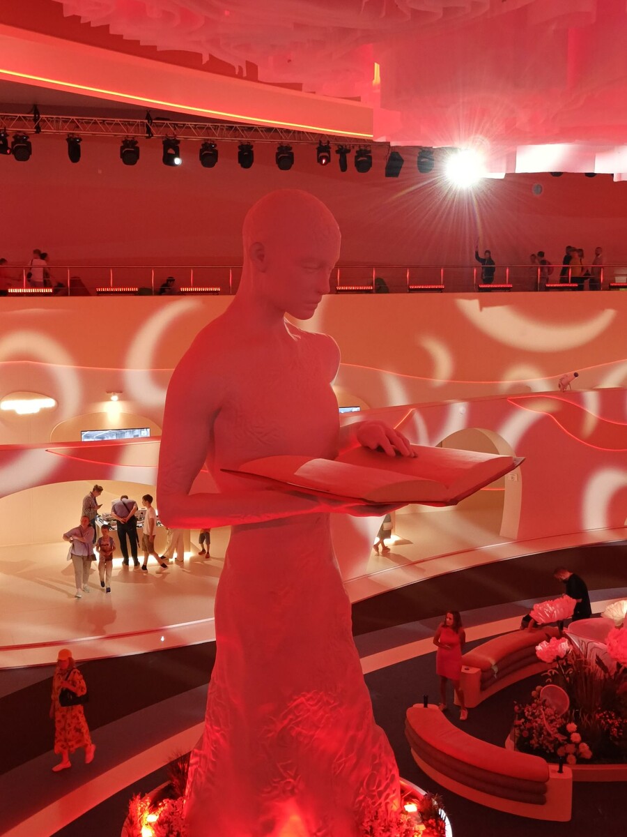 Вид с балкона второго этажа.