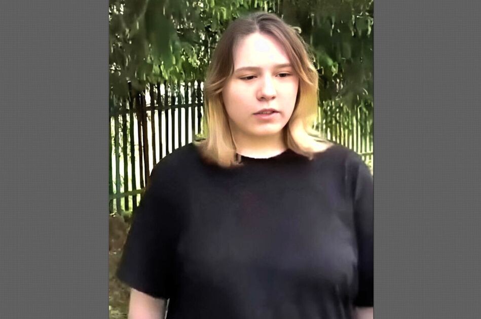 Ангелине нравится играть на гитаре, петь