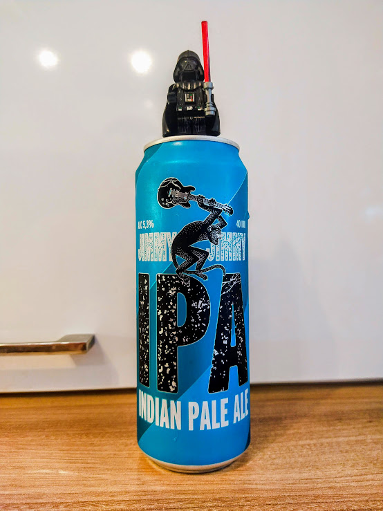 Цвета Брюдога, обезьяна с гитарой и Джимми Джимми - явный отсыл к Танцору Диско. Что здесь происходит?)))